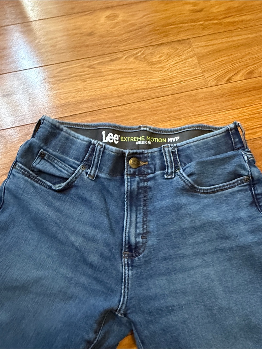 Lee Men's Extreme Motion MVP Athletic Fit Straight Jeans 30x32 - Picture 3 of 10